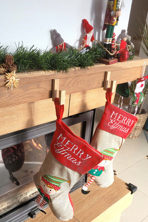 Wieszak Drewniany Samoprzylepny na Skarpety Mikołaja Kominek Dekoracje