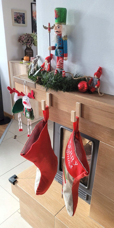 Wieszak Drewniany Samoprzylepny na Skarpety Mikołaja Kominek Dekoracje