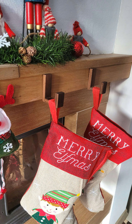 Drewniany Wieszak na Skarpety Mikołaja na Kominek Ścianę Świąteczny Orzech