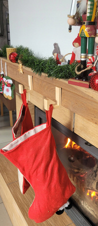 Drewniany Wieszak Ścienny na Skarpety Mikołaja Kominek Świąteczny Klon