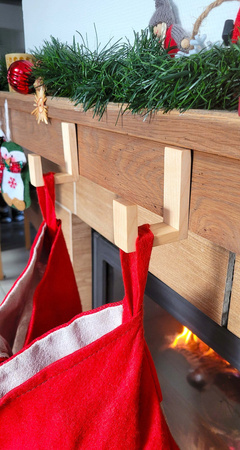 Drewniany Wieszak Ścienny na Skarpety Mikołaja Kominek Świąteczny Klon