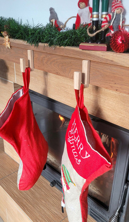 Wieszak Drewniany Samoprzylepny na Skarpety Mikołaja Kominek Dekoracje